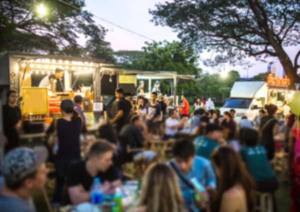 A crowd around food trucks